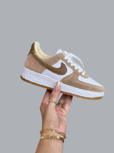 Carregar imagem no visualizador da galeria, Tenis Nike Air Force 1 Low Caramelo Camurça