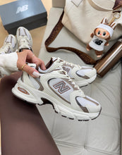 Carregar imagem no visualizador da galeria, New Balance 530 – Off &Café