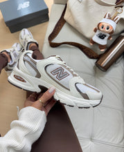 Carregar imagem no visualizador da galeria, New Balance 530 – Off &Café
