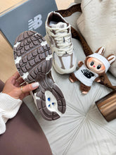 Carregar imagem no visualizador da galeria, New Balance 530 – Off &Café