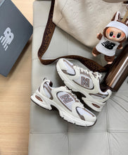 Carregar imagem no visualizador da galeria, New Balance 530 – Off &Café