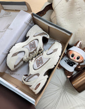 Carregar imagem no visualizador da galeria, New Balance 530 – Off &Café