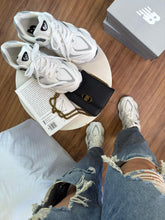 Carregar imagem no visualizador da galeria, New Balance 9060 - Branco/Cinza