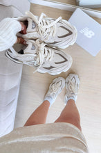 Carregar imagem no visualizador da galeria, New Balance 9060 – Cinza/Marrom