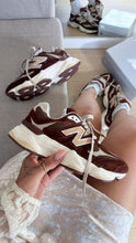 Carregar imagem no visualizador da galeria, New Balance 9060 – Castanho/Bege