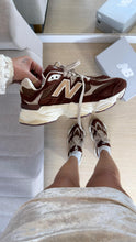 Carregar imagem no visualizador da galeria, New Balance 9060 – Castanho/Bege