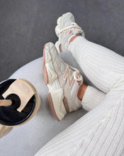 Carregar imagem no visualizador da galeria, New Balance 9060 – Bege/Caramelo
