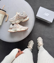 Carregar imagem no visualizador da galeria, New Balance 9060 – Bege/Caramelo