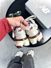 Carregar imagem no visualizador da galeria, New Balance 9060 - Linen Burgundy