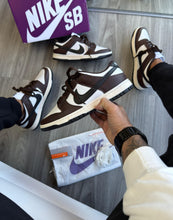 Carregar imagem no visualizador da galeria, Nike SB Dunk Low – Marrom & Preto