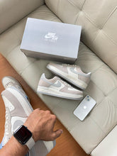 Carregar imagem no visualizador da galeria, Nike Air Force 1 - Gelo/Cinza