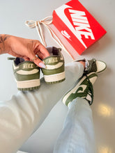 Carregar imagem no visualizador da galeria, Nike Dunk Low “Musgo”