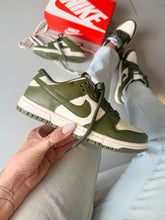 Carregar imagem no visualizador da galeria, Nike Dunk Low “Musgo”