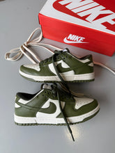 Carregar imagem no visualizador da galeria, Nike Dunk Low “Musgo”