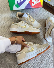 Carregar imagem no visualizador da galeria, Tênis Nike Dunk Low - Branco/Dourado