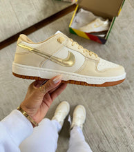 Carregar imagem no visualizador da galeria, Tênis Nike Dunk Low - Branco/Dourado