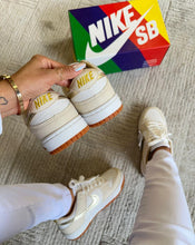 Carregar imagem no visualizador da galeria, Tênis Nike Dunk Low - Branco/Dourado