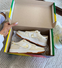 Carregar imagem no visualizador da galeria, Tênis Nike Dunk Low - Branco/Dourado