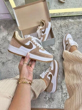 Carregar imagem no visualizador da galeria, Tenis Nike Air Force 1 Low Caramelo Camurça