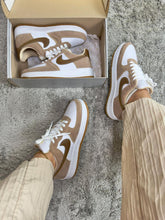 Carregar imagem no visualizador da galeria, Tenis Nike Air Force 1 Low Caramelo Camurça