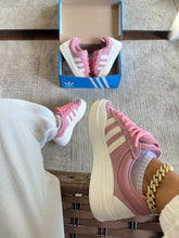 Carregar imagem no visualizador da galeria, Tênis Adidas Bad Bunny X Campus - Rosa