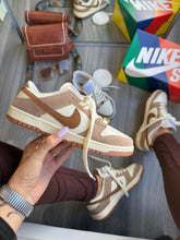 Carregar imagem no visualizador da galeria, Tênis Dunk Low - Off White/Caramelo