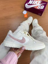 Carregar imagem no visualizador da galeria, Tênis Dunk Low - Cinza/Rose