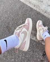 Carregar imagem no visualizador da galeria, Nike Court Borough Low Recraft – Rose