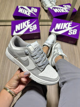 Carregar imagem no visualizador da galeria, Tênis Nike Dunk Low - Cinza