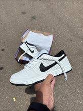 Carregar imagem no visualizador da galeria, Tênis Nike Dunk Low - Branco/Preto