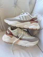 Carregar imagem no visualizador da galeria, Adidas Dymond – Off & Bege