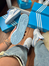 Carregar imagem no visualizador da galeria, Tênis Adidas Forum Low - Branco/Azul