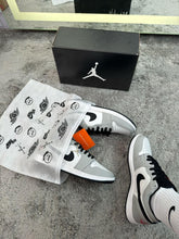 Carregar imagem no visualizador da galeria, Tênis Nike Jordan 1 Low - Cinza