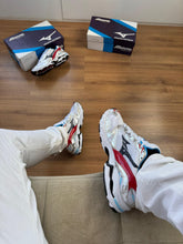Carregar imagem no visualizador da galeria, Tênis Mizuno Wave Rider 10 – Branco/Vermelho