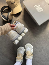 Carregar imagem no visualizador da galeria, New Balance 9060 – Bege & Cinza