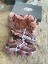 Carregar imagem no visualizador da galeria, New Balance 9060 - Rosa
