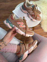 Carregar imagem no visualizador da galeria, Tênis New Balance 9060 - Salmão