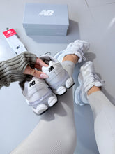 Carregar imagem no visualizador da galeria, New Balance 9060 “Gelo”