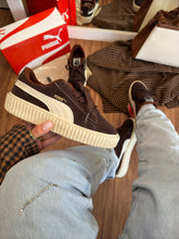 Carregar imagem no visualizador da galeria, Puma Suede Plataforma – Marrom Escuro