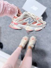 Carregar imagem no visualizador da galeria, New Balance 9060 – Areia & Salmão