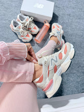 Carregar imagem no visualizador da galeria, New Balance 9060 – Areia & Salmão