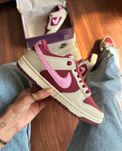 Carregar imagem no visualizador da galeria, Tênis Nike Dunk Low - Cherry
