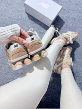 Carregar imagem no visualizador da galeria, New Balance 9060 – Branco/Terra