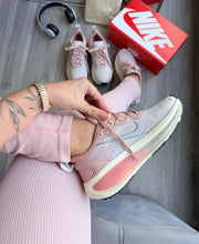 Carregar imagem no visualizador da galeria, Nike Zoom Vomero 18 “Rosa/Branco”