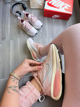 Carregar imagem no visualizador da galeria, Nike Zoom Vomero 18 “Rosa/Branco”