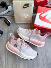 Carregar imagem no visualizador da galeria, Nike Zoom Vomero 18 “Rosa/Branco”