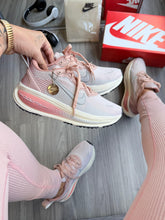 Carregar imagem no visualizador da galeria, Nike Zoom Vomero 18 “Rosa/Branco”