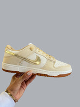 Carregar imagem no visualizador da galeria, Tênis Nike Dunk Low - Branco/Dourado

