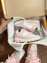 Carregar imagem no visualizador da galeria, Tênis Louis Vuitton - Rosa
