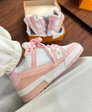 Carregar imagem no visualizador da galeria, Tênis Louis Vuitton - Rosa
